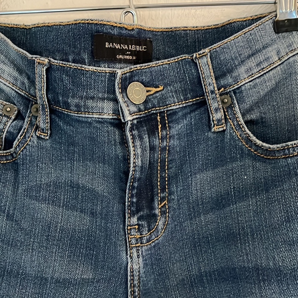 Banana Republic Mid Rise Girlfriend Jeans, Size 0/25, Medium Blue - Picture 3 of 10